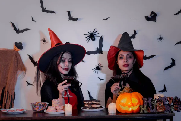 Oamenii Merg Petrecerea Halloween Costum Înfricoșător Machiaj Față Înfricoșătoare Distrându — Fotografie, imagine de stoc