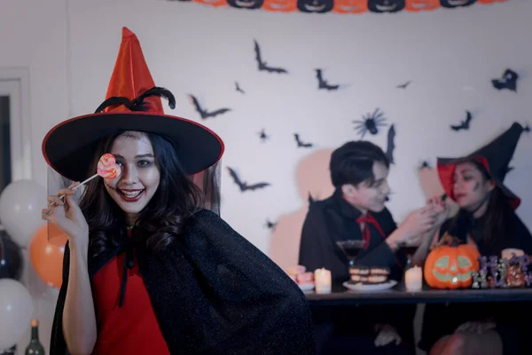 Portré Boszorkány Kezében Édességet Snack Emberek Megy Halloween Party Kísérteties — Stock Fotó