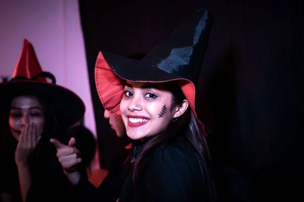 Gente Fiesta Halloween Con Disfraz Espeluznante Maquillaje Cara Miedo Divertirse — Foto de Stock