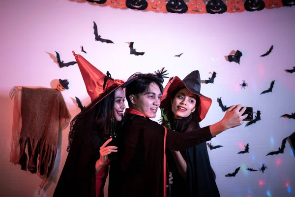 Gente Che Alla Festa Halloween Con Costume Spettrale Trucco Viso — Foto Stock