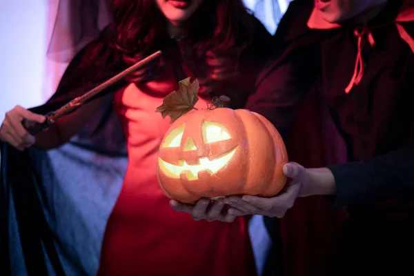 Lidé Jdou Halloweenskou Párty Strašidelným Kostýmem Drží Oranžovou Dýni Baví — Stock fotografie