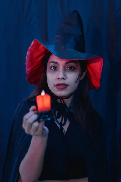 Портрет Женщины Ведьмы Хэллоуин Свечой Модная Молодая Женщина Идет Вечеринку — стоковое фото