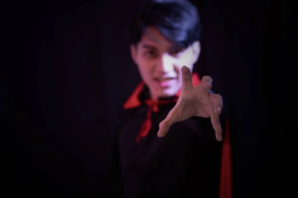 Main Jeune Homme Costume Dracula Main Horreur Tendue Vers Caméra — Photo