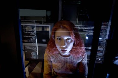 Genç iş kadını gelecekteki ekrana bakıyor ve dijital bilgi okuyor. Ofiste yüksek teknolojiyle çalışan düşünceli bir veri analisti. Bir sürü dijital veri ile çalışan iş istatistik personeli.