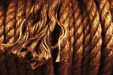 İp sallanıyor. Dayanıklı halatın dokusu geleneksel malzemelerden yapılmıştır. Tonlu fotoğraf. Yakın plan.