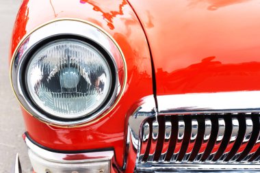 Bir retro arabanın far ve ızgara parçası.