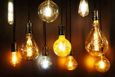 Eski tarz modern LED lambalar. Parlak, renkli ışıklar bir elektrik mağazasında asılı.