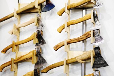 Beyaz arka planda ahşap saplı çok sayıda balta