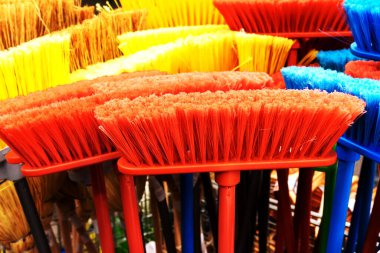 Plastik süpürge. Çok renkli polimer fırçalar var. DIY mağazası