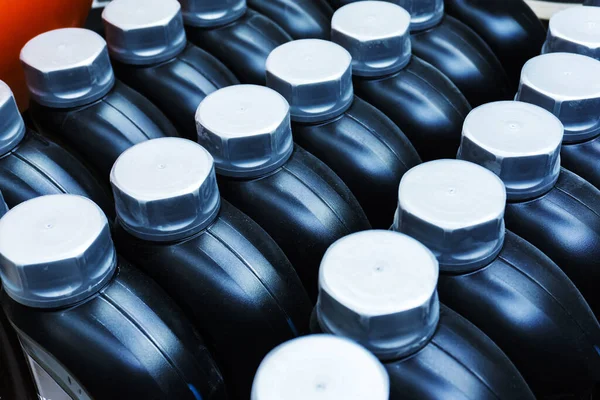 许多装有发动机油的塑料罐 石油产品装瓶容器 — 图库照片