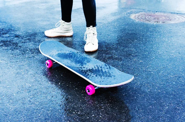 Skateboarden Skateboard Met Roze Wielen Benen Van Een Beginnende Skateboarder — Stockfoto