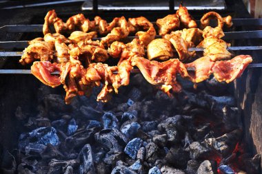 Barbekü tavuğu. Kömürde et pişirmek.