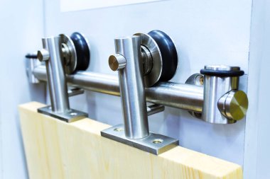 Kapı silindirli. Sürgülü kapı mekanizması. Yakın plan.