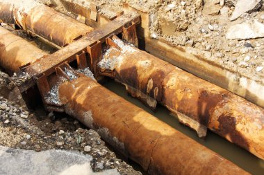 Paslı su boruları. Geniş çaplı.
