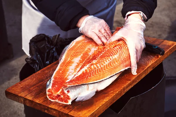 Cocinero Corta Una Gran Canal Pescado Rojo Cocinar Comerciar Mariscos —  Fotos de Stock