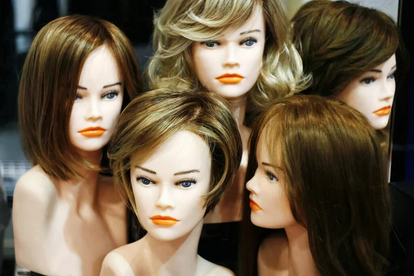 Manequins Femininos Cabeças Com Belos Penteados — Fotografia de Stock