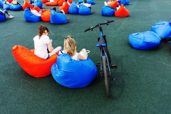 Meninas Descansam Nos Sacos Feijão Depois Passeio Bicicleta Muitos Sacos — Fotografia de Stock