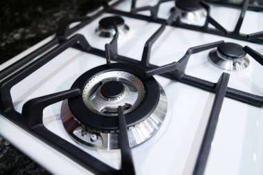 Gaz ocağı kapanıyor. Yemek ekipmanları yanıyor.