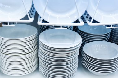 Bulaşık dükkanı. Bir yığın beyaz tabak.