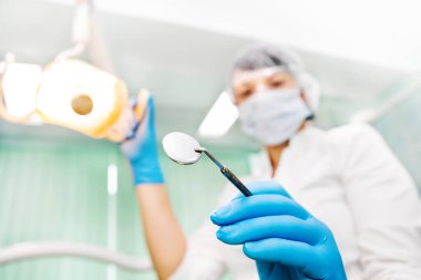 Hasta muayenesi sırasında dişçi. Klinikte diş tedavisi. Tanımlanamayan yüzler. Yakın plan.