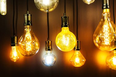 Retro tarzı LED lambalar. Değişik şekillerde ampuller parlak ve sıcak ışıkla yanar. Bir dükkanda elektrikli ekipman ticareti.