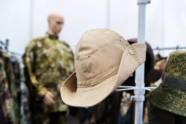 Açık hava aktiviteleri için yaz şapkaları. Turistler için kıyafet ticareti. Yakın plan.