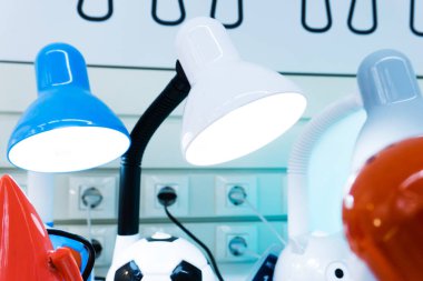 Masa lambalarının çeşitleri. Işıklandırma ekipmanı ticareti. Yakın plan.