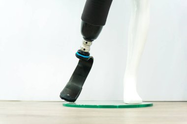 Koşmak için modern protez bacak. Engelliler için spor aksesuarları.