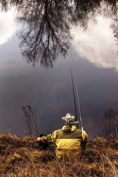 Pescatore Pittoresco Lago Riposa Con Una Canna Pesca Mano Catturare — Foto Stock