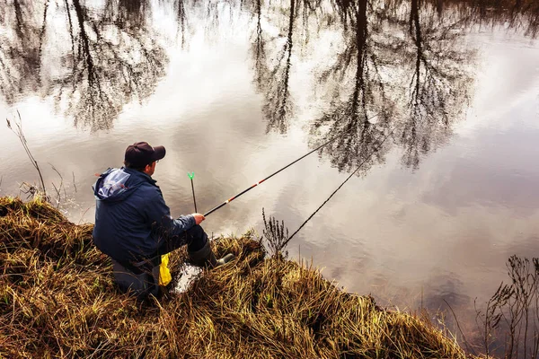 Pesca Estiva Canna Pesca Pescatore Siede Una Sedia Sullo Sfondo — Foto Stock