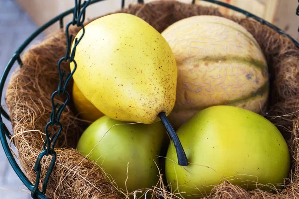 Frutos Artificiais Uma Cesta Decorativa Close — Fotografia de Stock