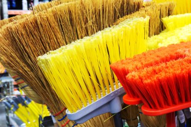 Evi temizlemek için plastik fırçalar. Bir DIY mağazasında polimer süpürgeler. Yakın plan.