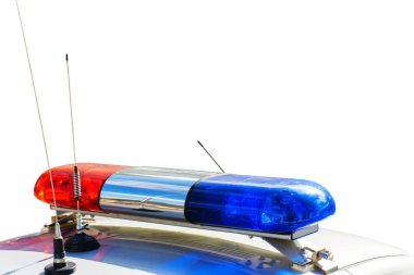 Beyaz bir arka planda polis arabası sireni. Boşluğu kopyala