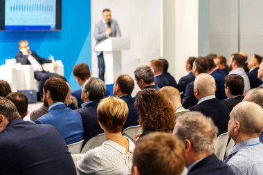 Konferans salonu. Etkili iş seminerindeki insanlar. Arkadan manzara. Tanımlanamayan yüzler