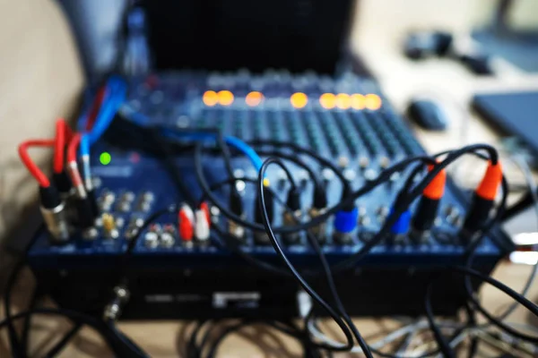 Audio Mixer Een Opnamestudio Met Draden Pluggen Wazige Focus — Stockfoto