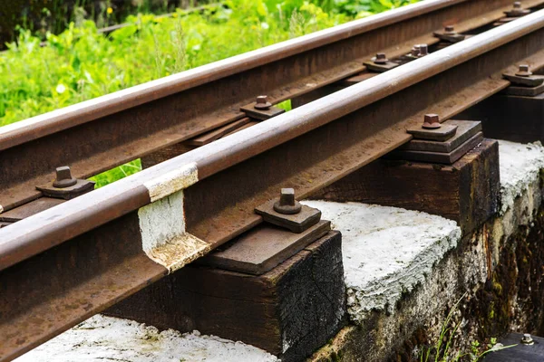 Σκουριασμένες Σιδηροδρομικές Ράγες Ξύλινους Στρωτήρες Κοντινό Πλάνο — Φωτογραφία Αρχείου