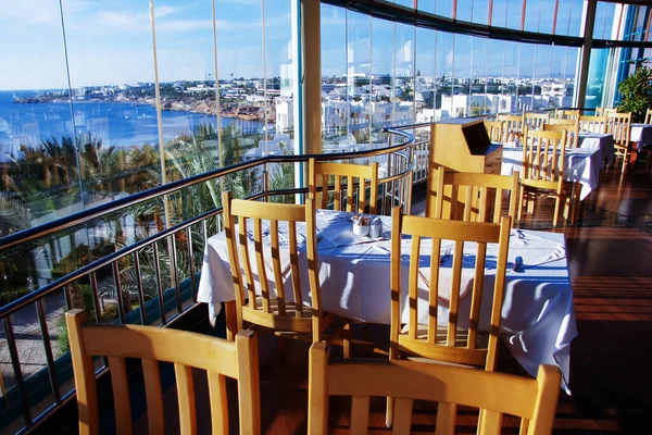 Deniz kenarında bir otel restoranında boş masalar. Sezon dışı konsept ve popüler turizm beldelerine yasak