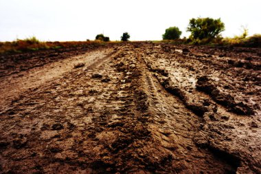 Yağmurdan sonra kirli yol. Kırsal kesimde çamurlu otoyol. Çatışmanın en alt noktası....
