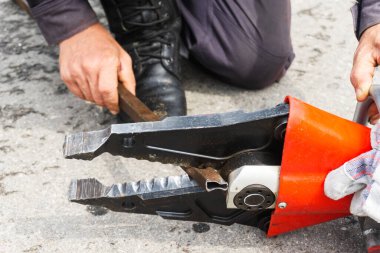 Acil durumlarda metali kesmek için hidrolik makas. Metal nesneleri kesme eğitimi. Kurtarma ekipmanları devrede.
