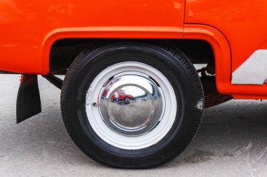 Kırmızı bir retro arabanın tekerleği. Yakın plan..