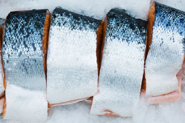 トラウト チャンクだ 店のカウンターの上に氷の中の海魚 魚介類の取引 — ストック写真