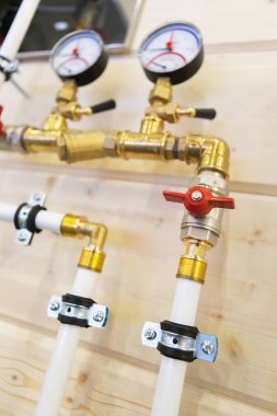 Ev ısıtma sistemi. Sıcaklık ve basınç sensörlü boru hattı. Dikey fotoğraf