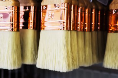 Dekoratif inşaat işleri için fırçalar. Yakın plan.