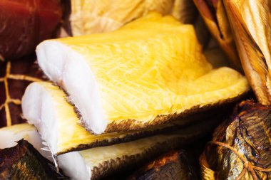 Bir balık dükkanının tezgahında büyük bir parça füme balık.