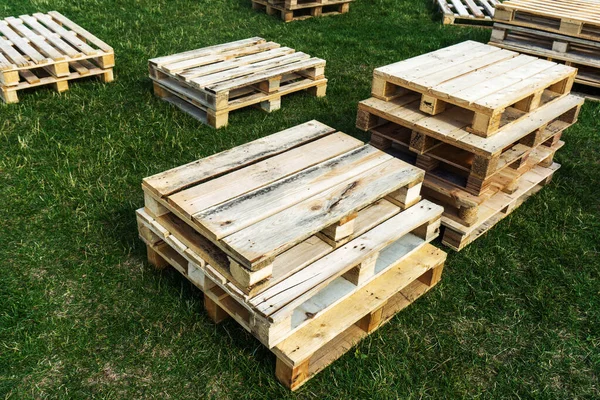Wooden Pallets Lie Lawn Boxes Boards Thrown Away Use — Stock Photo, Image