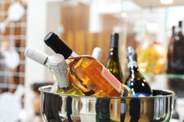 Metal kovada şarap şişeleri. Tadına bakmadan önce soğuk içecekler. Yakın plan.