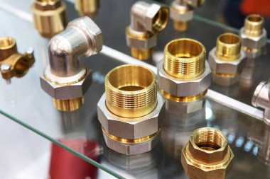 Su sistemleri için bronz donanım. Tesisatçı dükkanında malzeme satışı. Yakın plan.