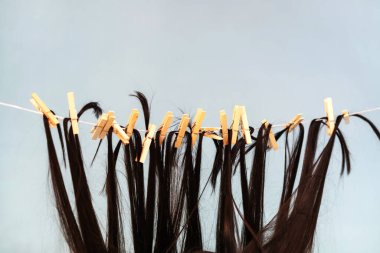 İple ve mandallarla kurumuş saçlar. Doğaçlama yöntemlerle saç bakımı. Saç kurutma makinesi olmadan nasıl yapılır konsepti. Mizah