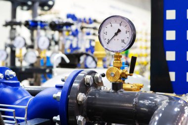 Endüstriyel kazan dairesinde basınç sensörü. Isıtma sisteminde barometre var. Yakın plan.