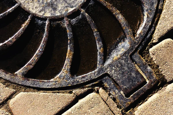 石路上的金属下水道井盖 城市雨水系统 特写镜头 — 图库照片